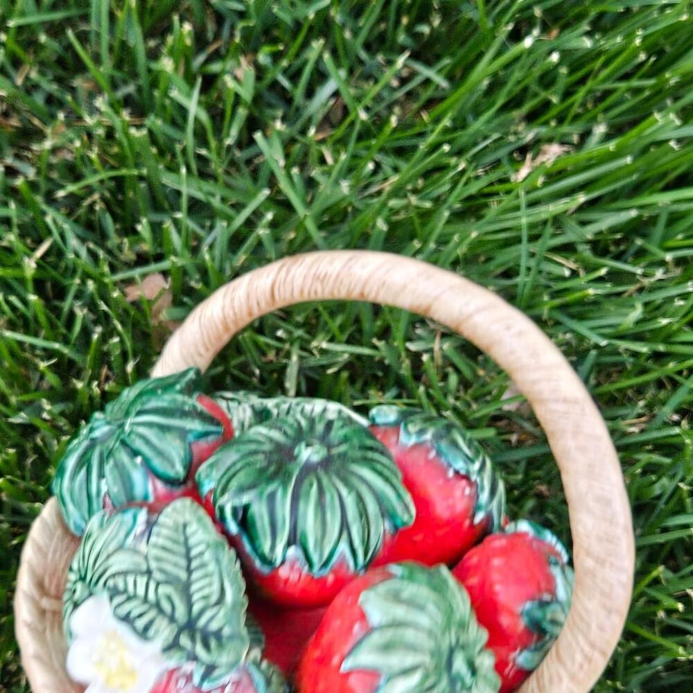 vintage cottagecore coquette ceramic strawberry basket - Picture 6 of 6